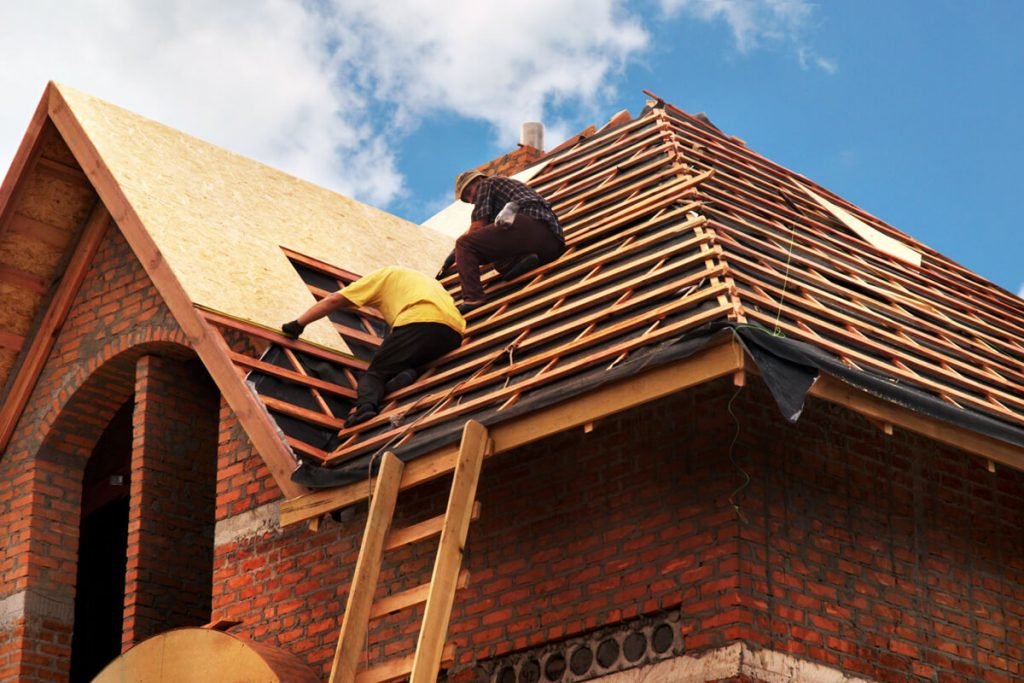 Top Tips for Finding a Good Roofing Contractor building roofs