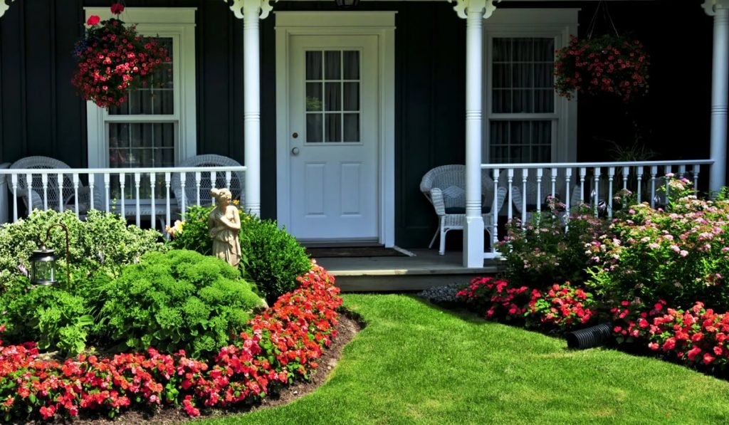 4 Tips for Small Front Yard Low-Maintenance Landscaping 4 Tips for Small Front Yard Low-Maintenance Landscaping