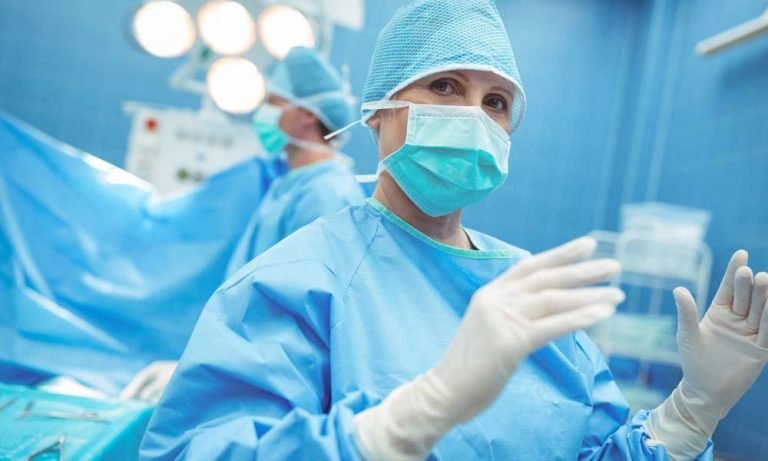 How Much Does A Plastic Surgeon Earn Per Year